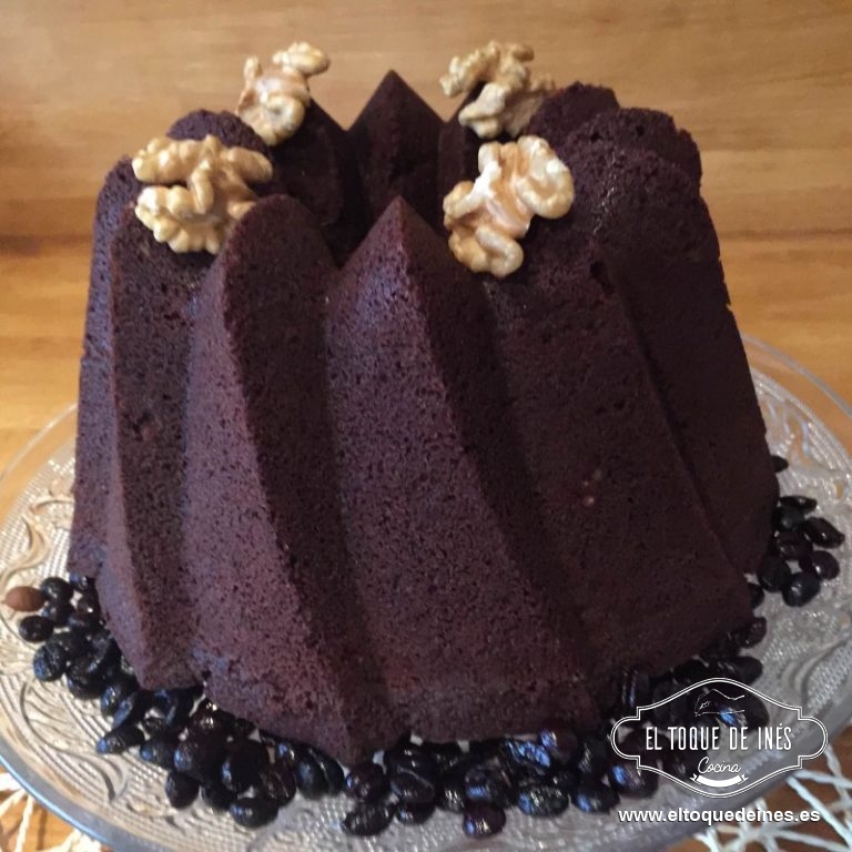 Vertemos por encima el chocolate fundido  (opcional) y colocamos las medias nueces decorando.